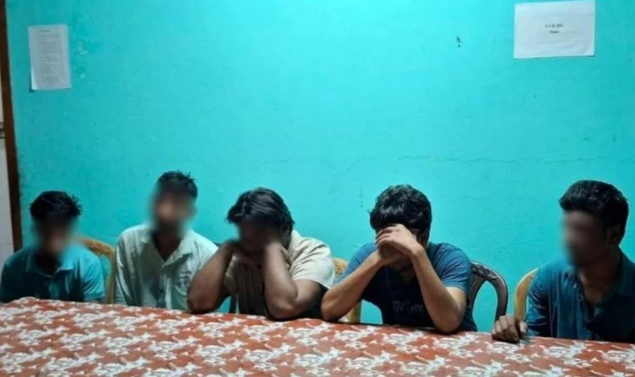 সমকামিতার দায়ে দুই ছাত্রদল নেতাসহ ৪ জনের সিট বাতিল
